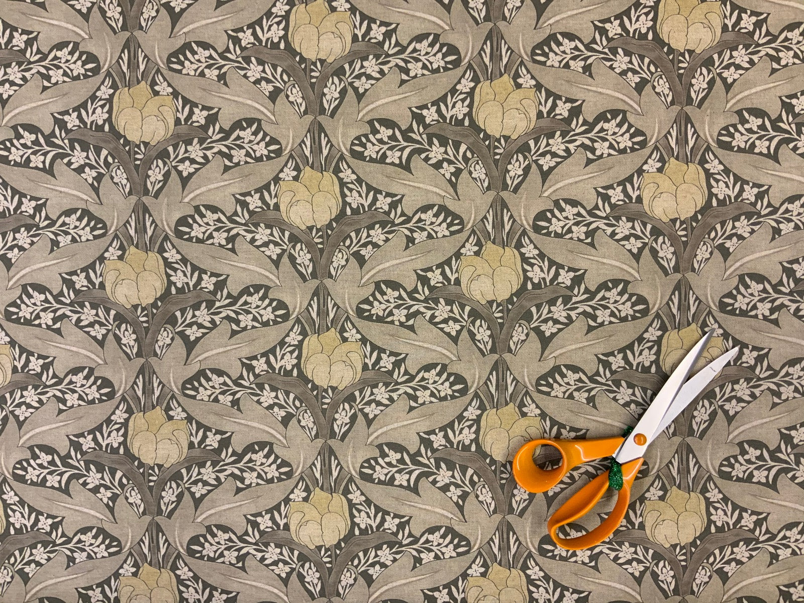 S159 Deco Tulips Linen Taupe
