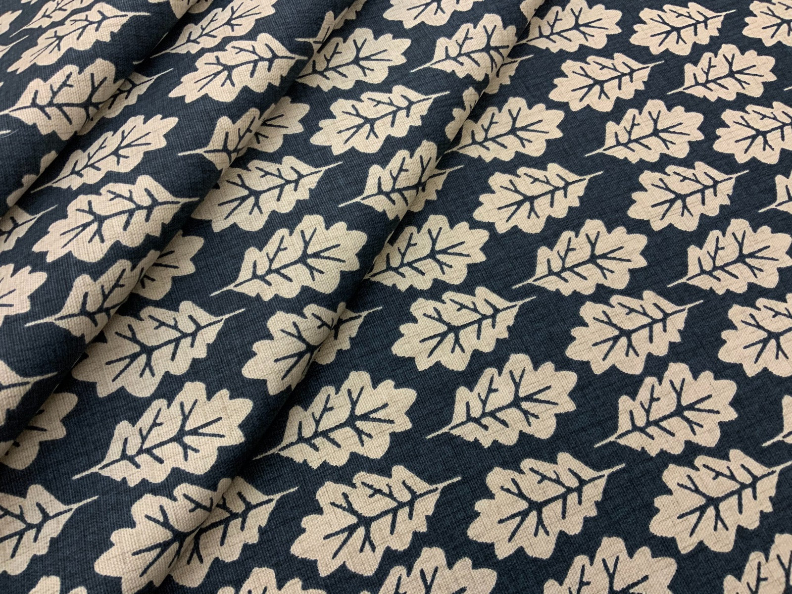 ILiv Oak Leaf Midnight