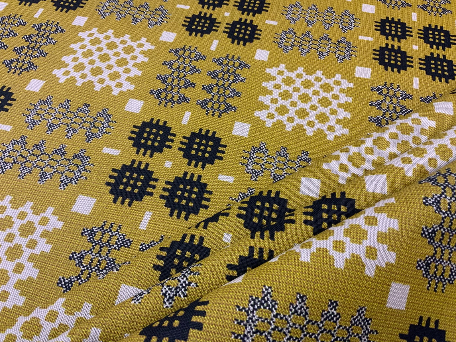S64 Gold Linen Look Welsh Blanket Print