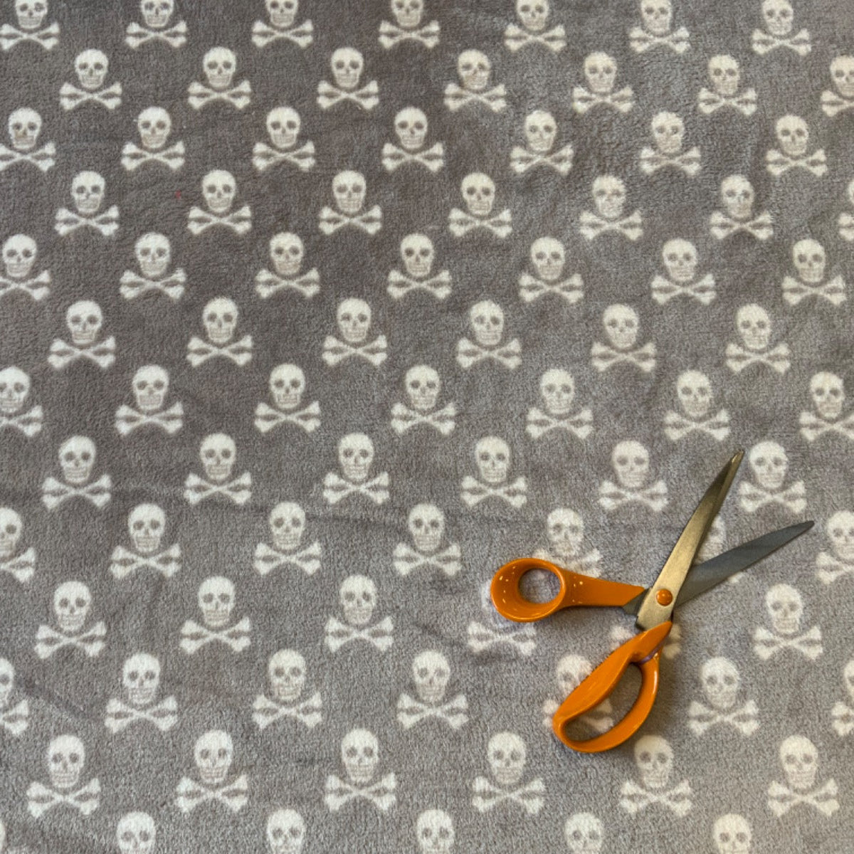 I447 Skull Cuddle Fleece Grey