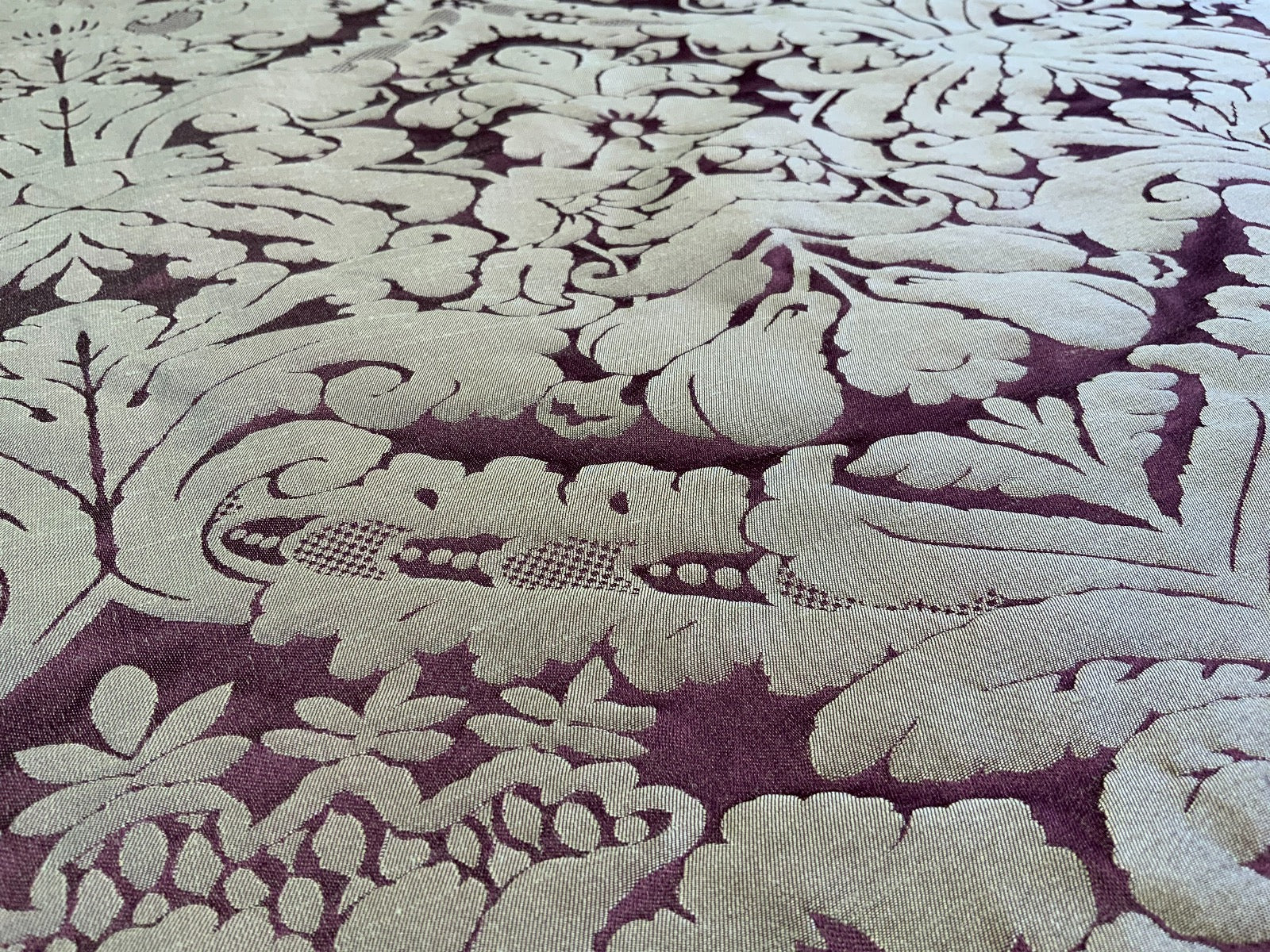Dutch Damask Plum Gold T455