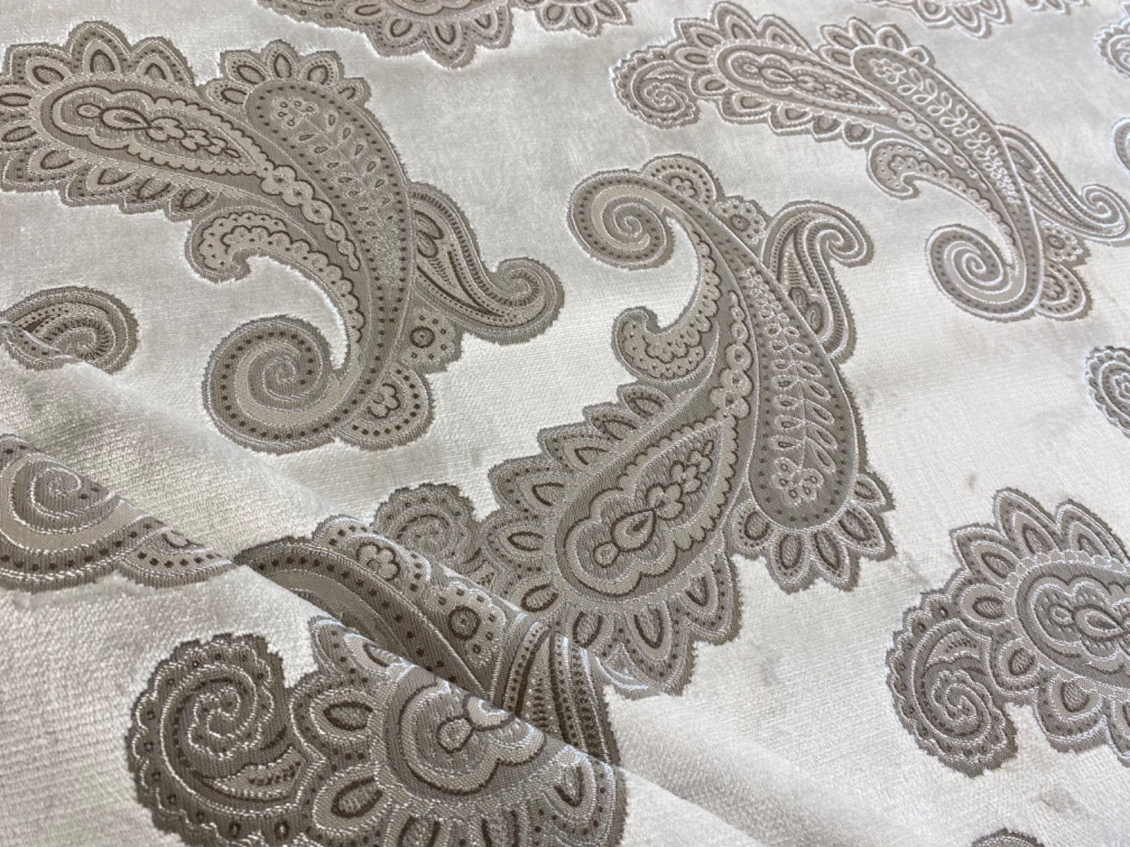 Tex Ex 2707 FR White Cut Paisley Velvet