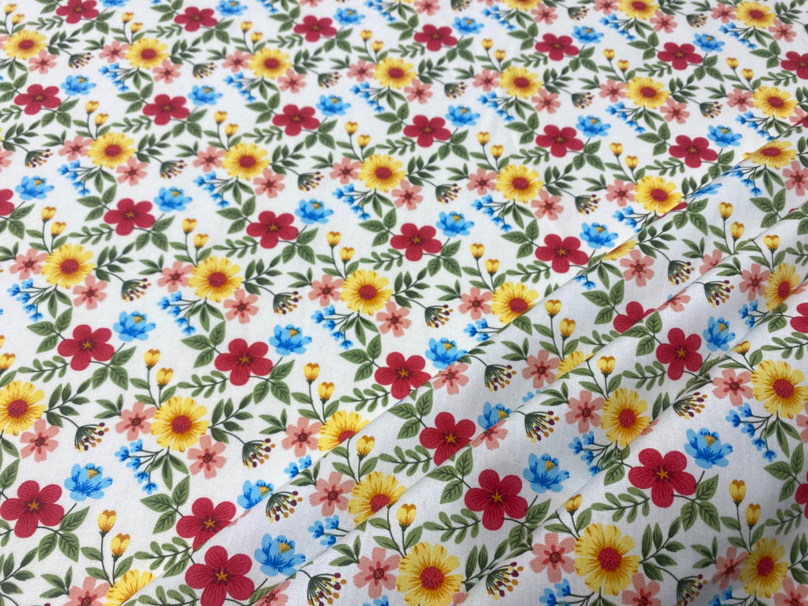C752 Flower Patch Cotton Poplin White, Multi