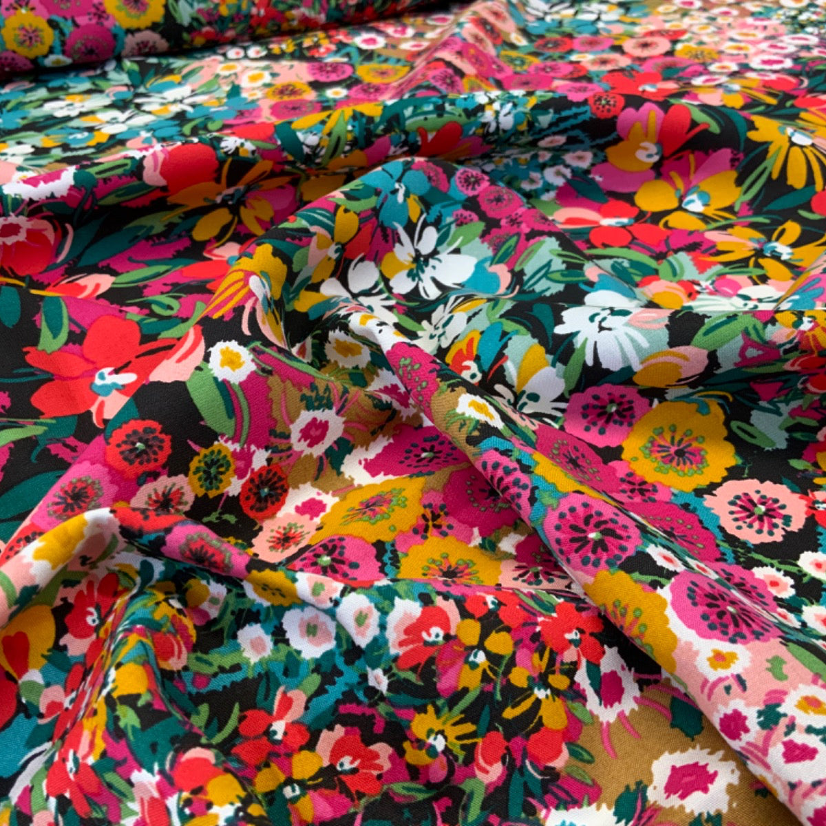 H317 Fuchsia Camomile Clusters Viscose