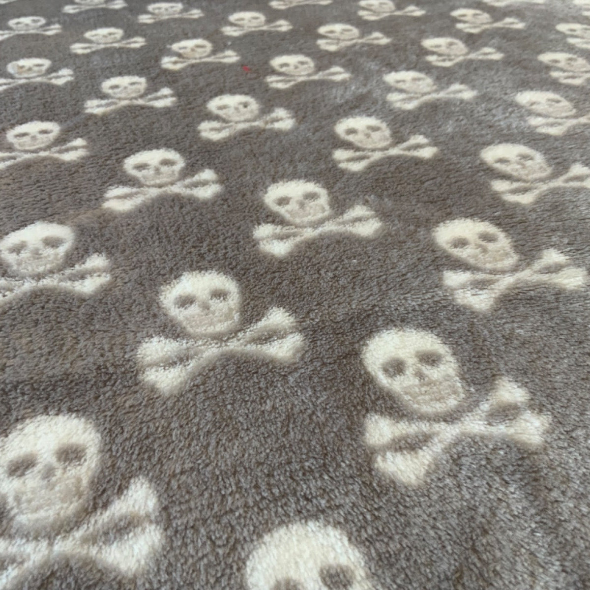 I447 Skull Cuddle Fleece Grey