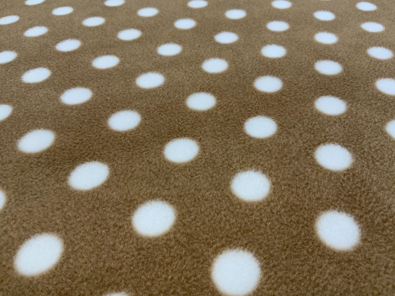 C686 Spotty Fleece Camel