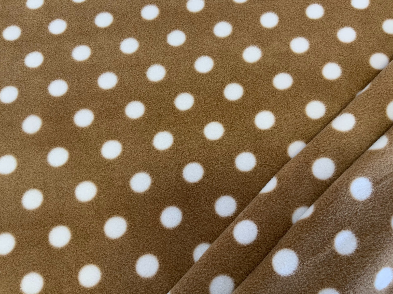 C686 Spotty Fleece Camel