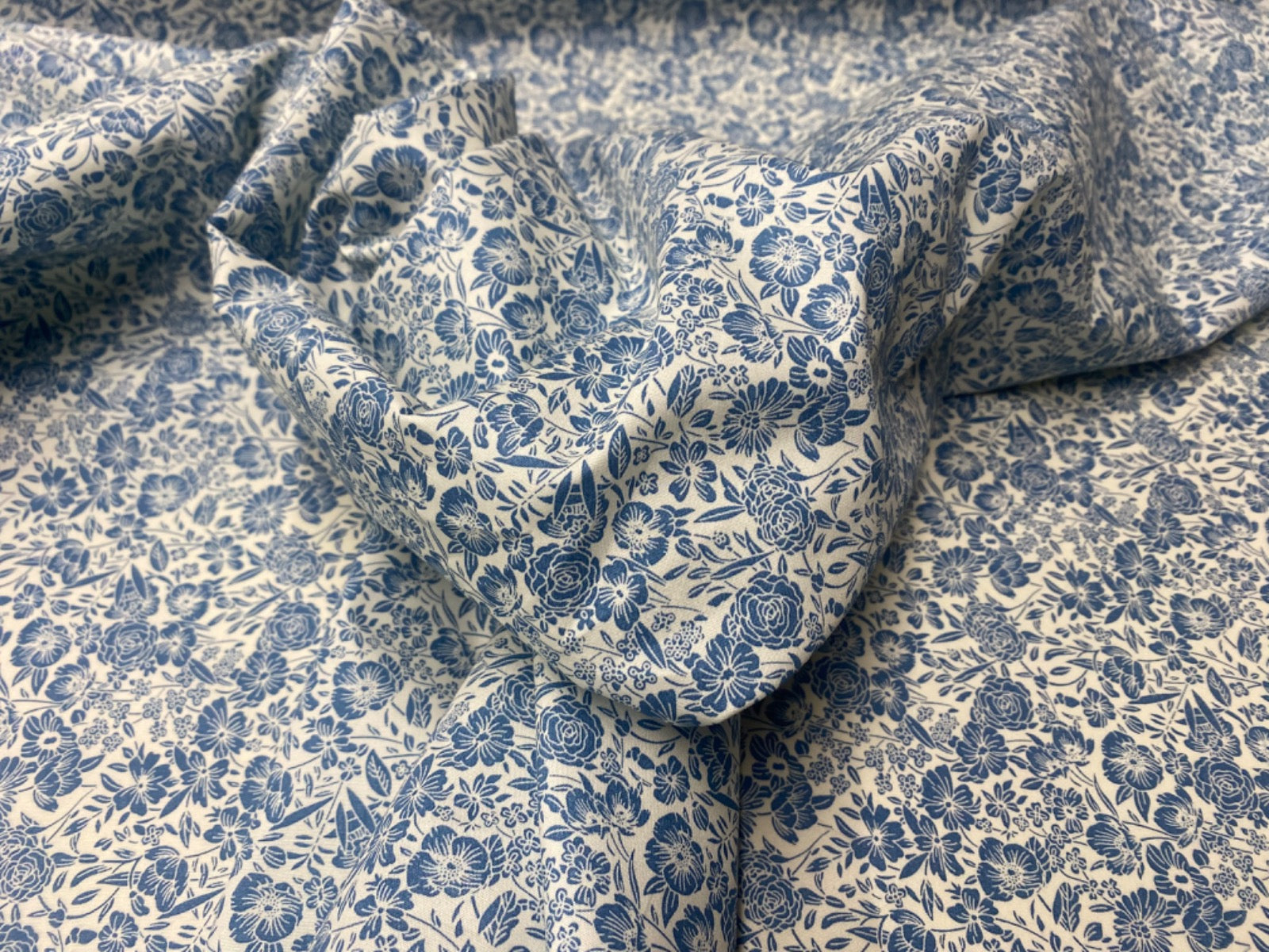 C756 Marys Garden Cotton Poplin Ivory, Blue