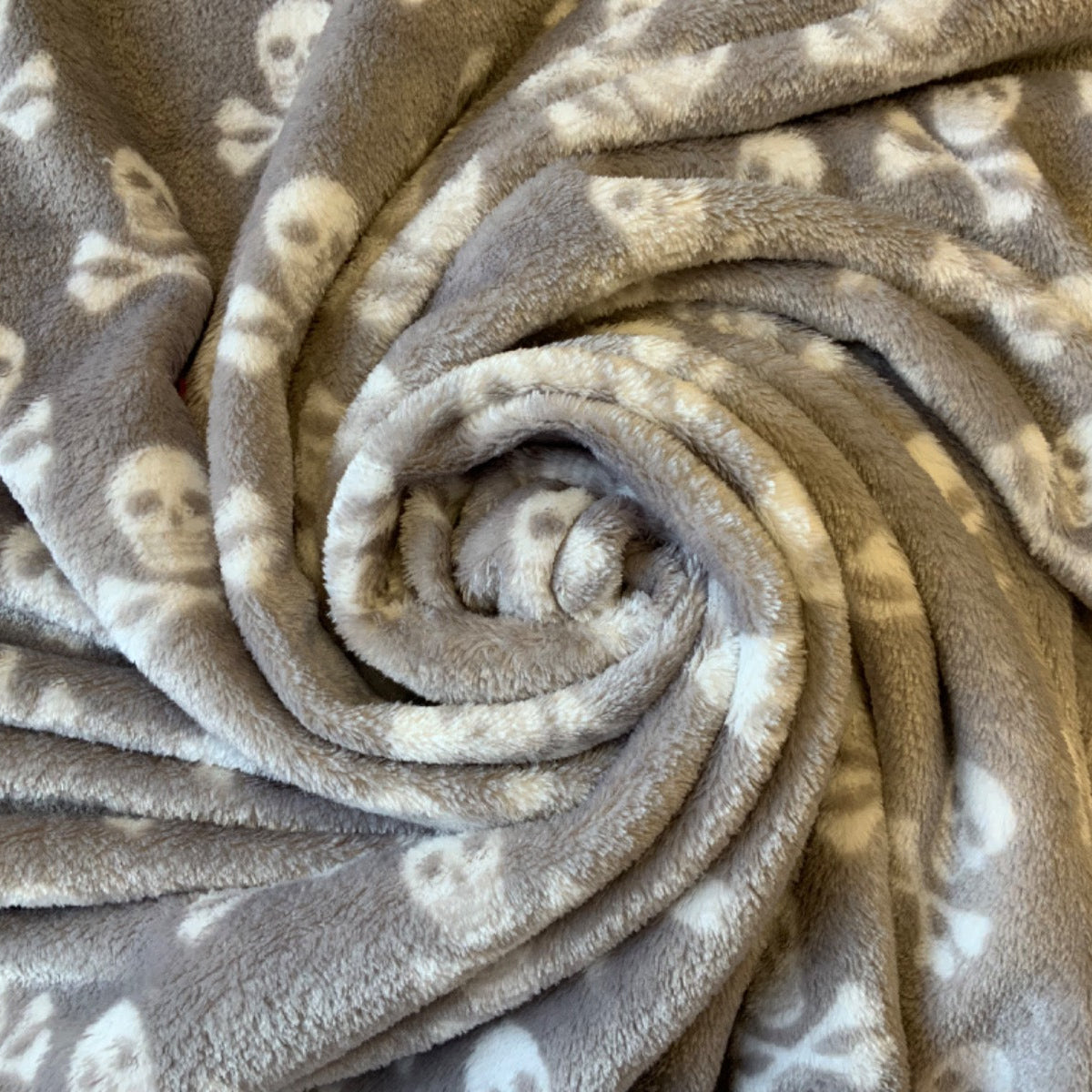 I447 Skull Cuddle Fleece Grey