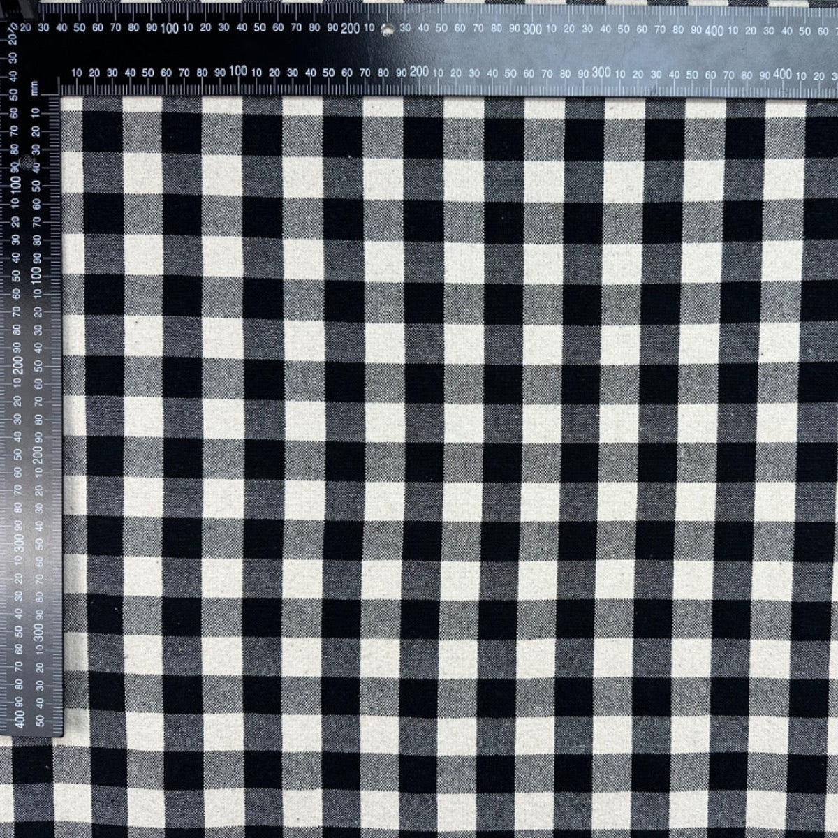 H360 Rustic Chunky Gingham Black Fabric Scale