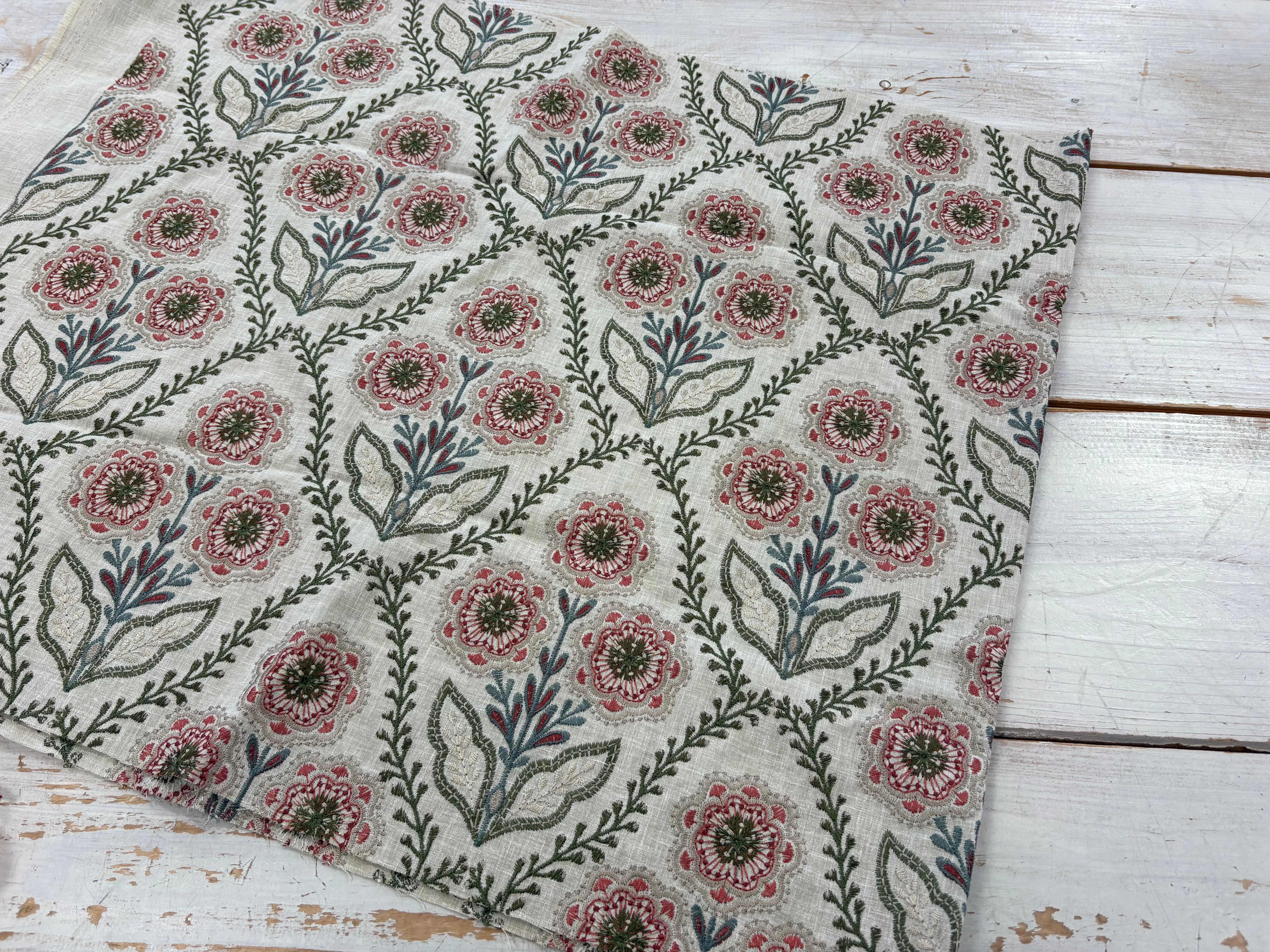REM 5 - Embroidered floral 55cm x 140cm