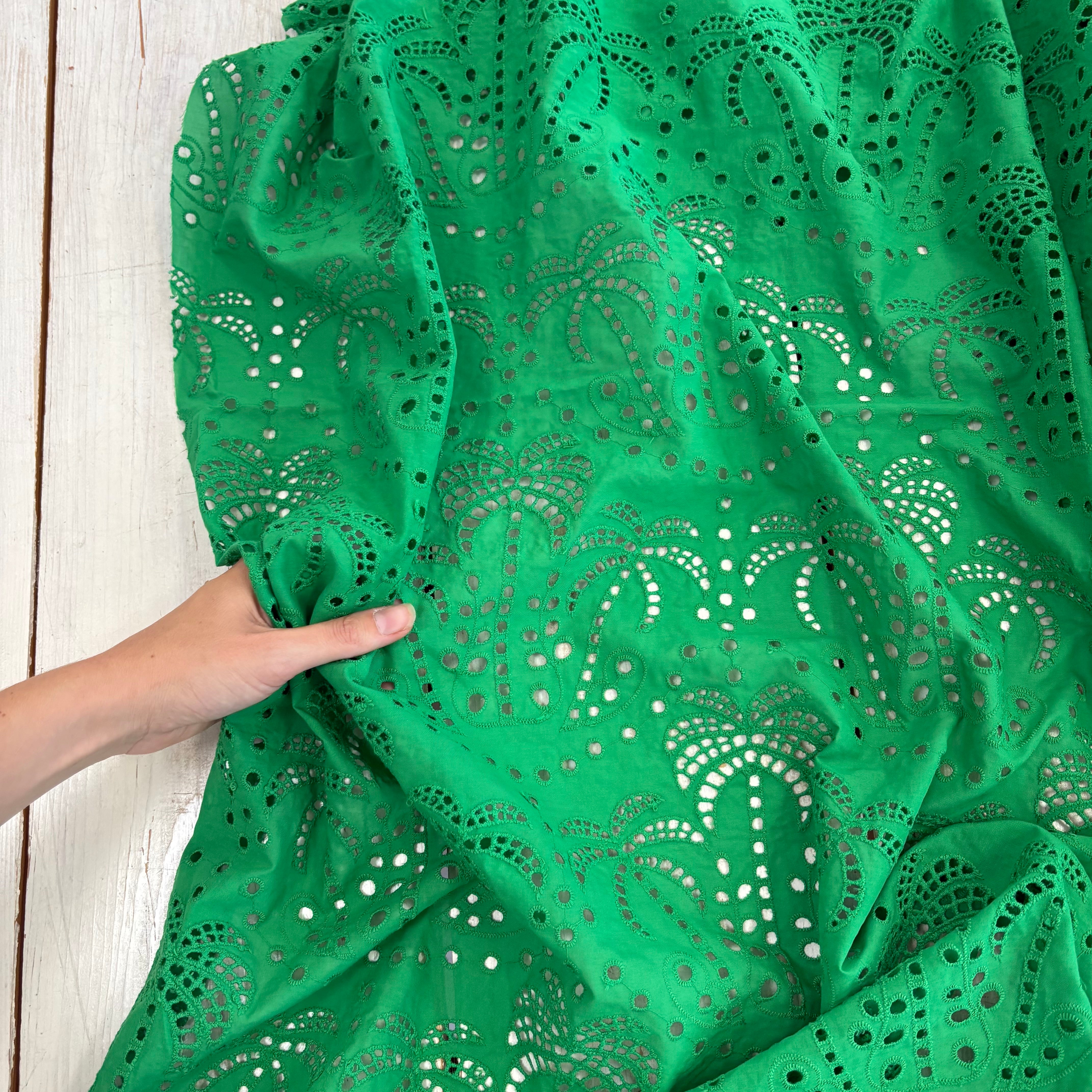P141 Palm tree cotton Broderie anglaise Emerald
