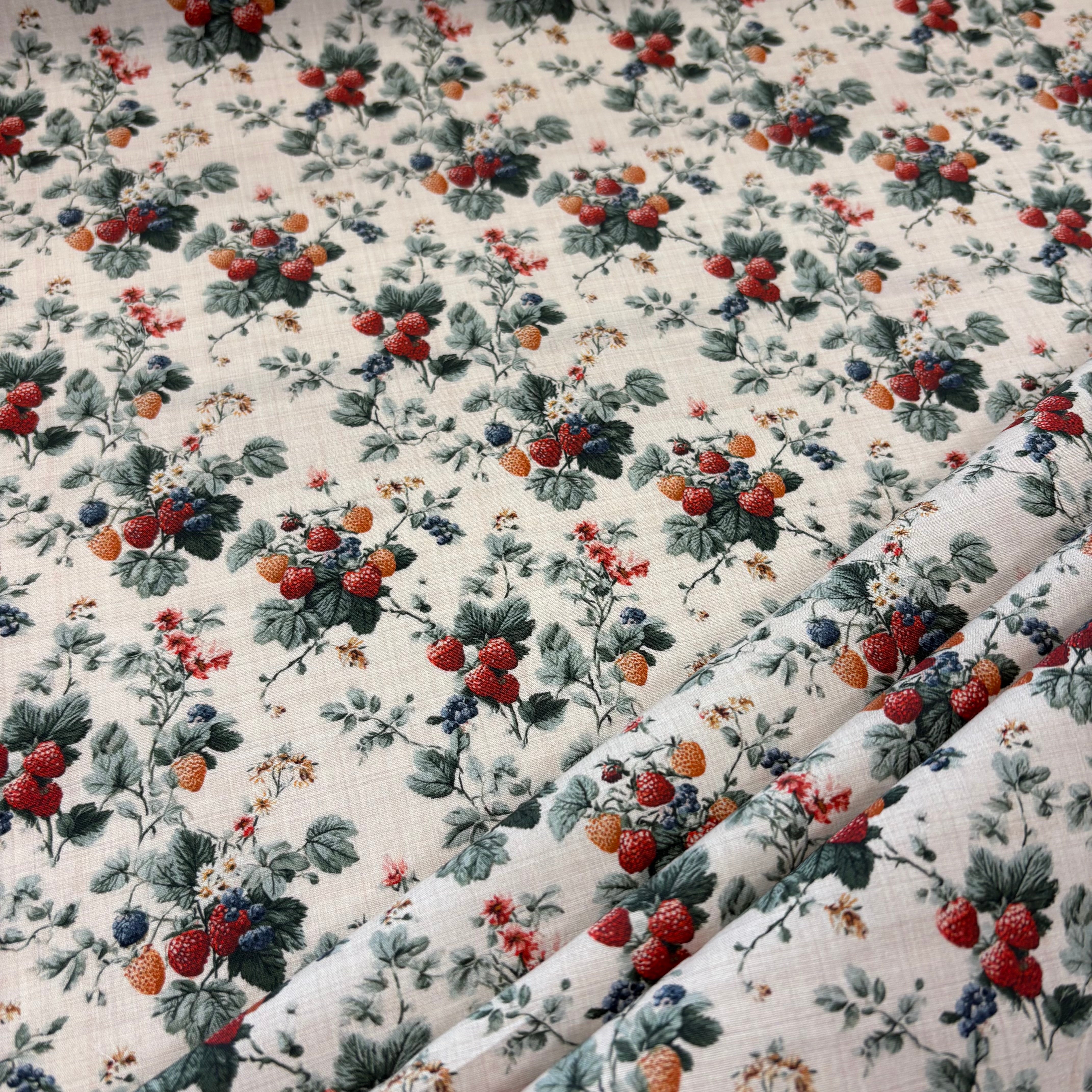 C856 Vintage berries cotton poplin
