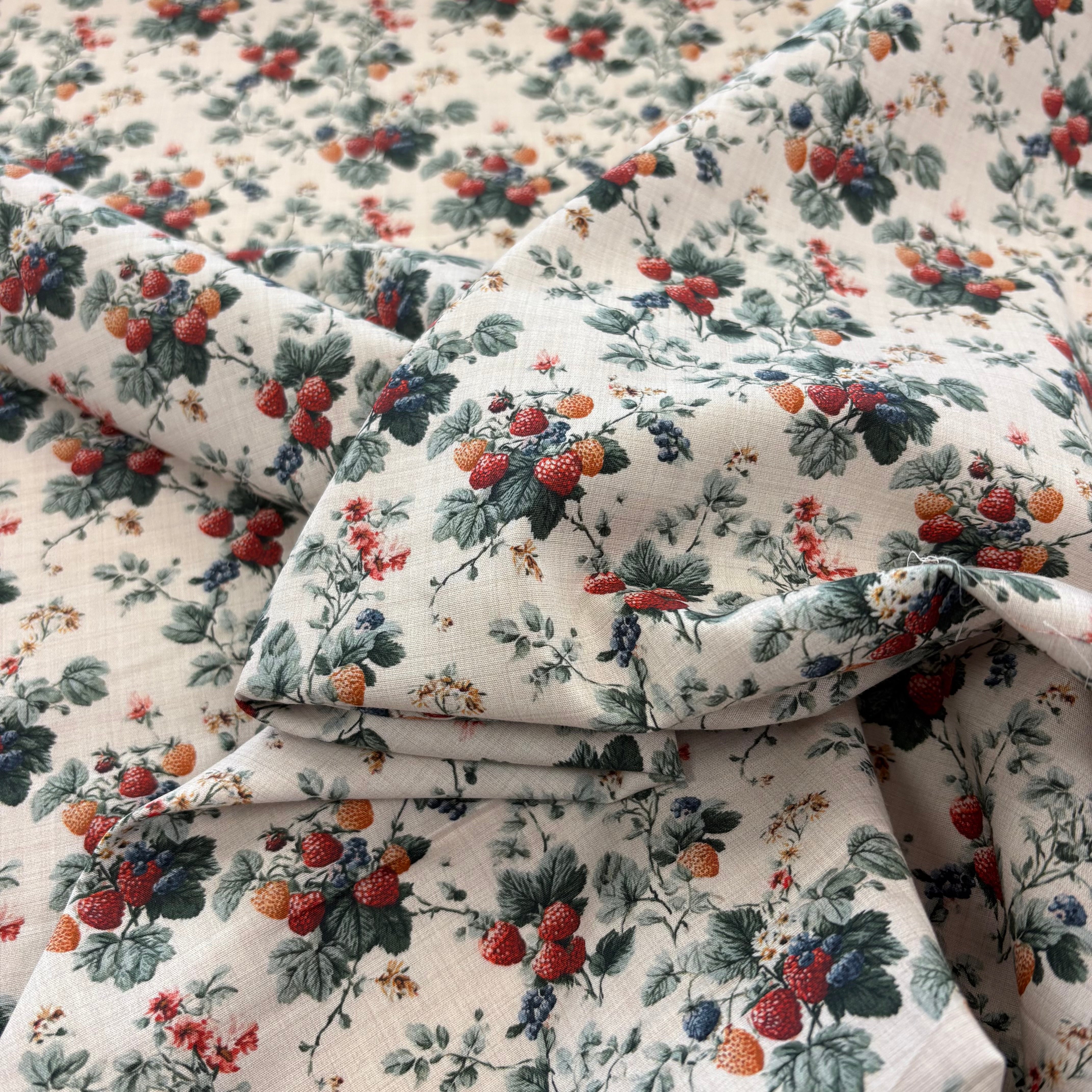 C856 Vintage berries cotton poplin
