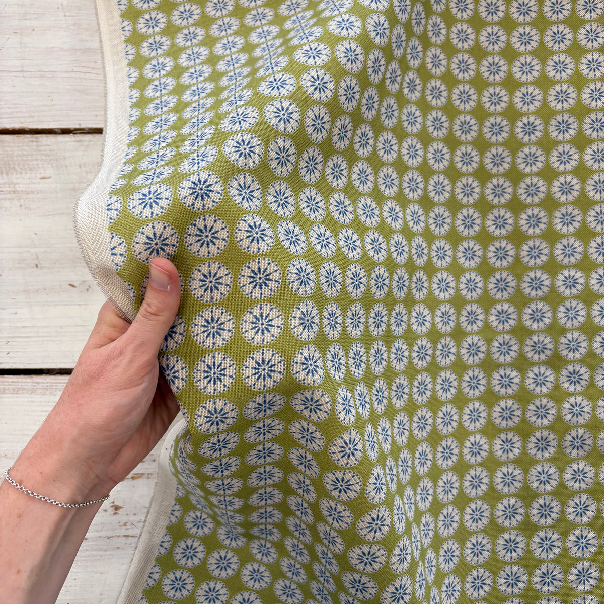 K47 Floral Stamp Linen Look Kiwi