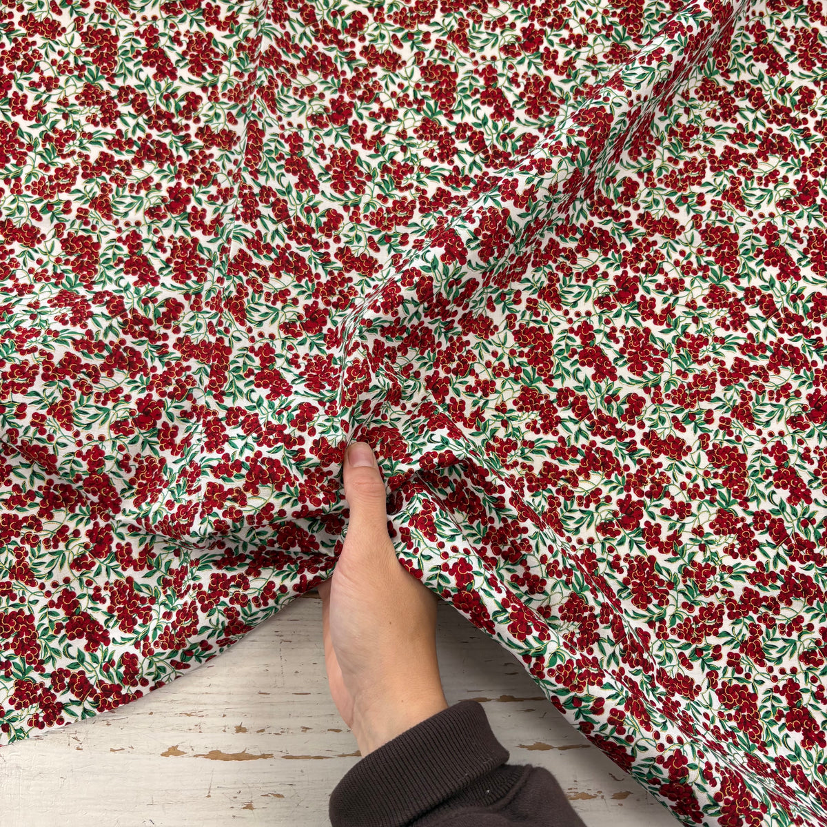 C865 Christmas berries cotton