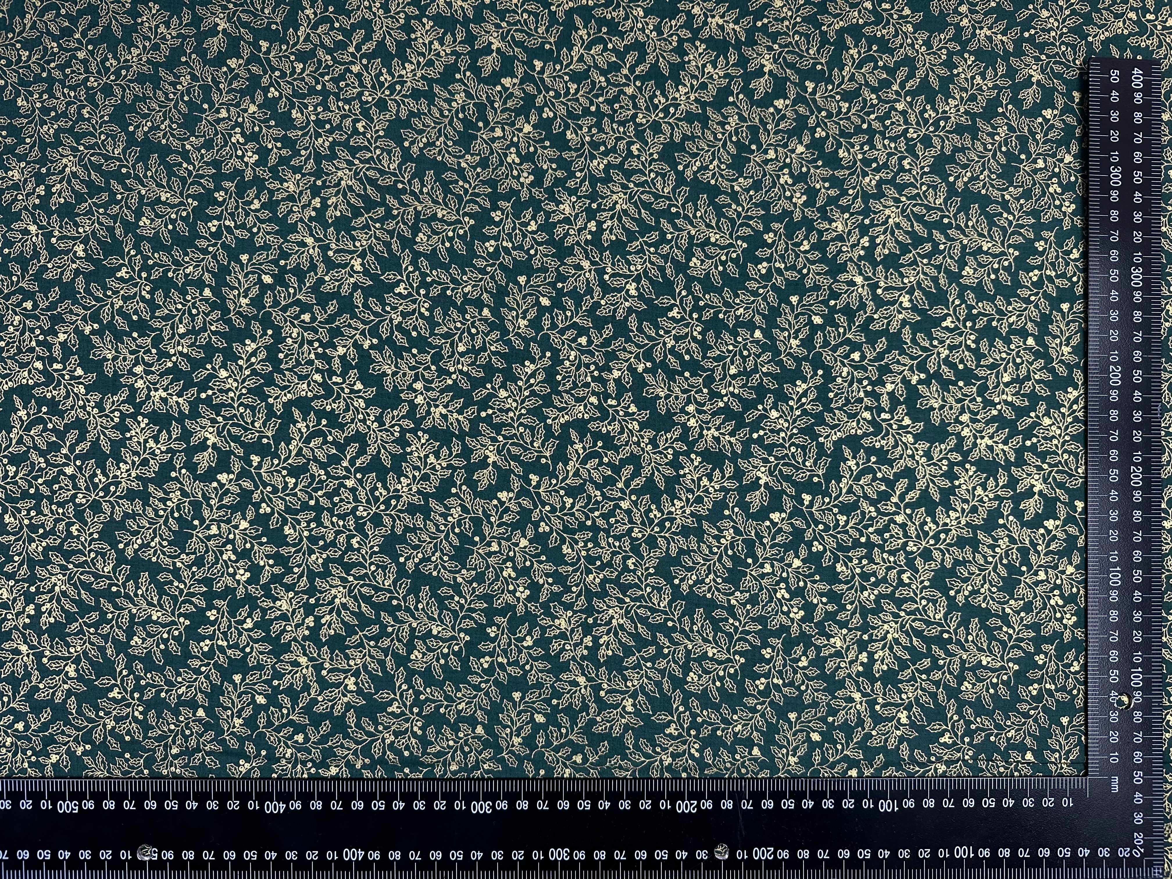 C830 Metallic Holly Outline Green