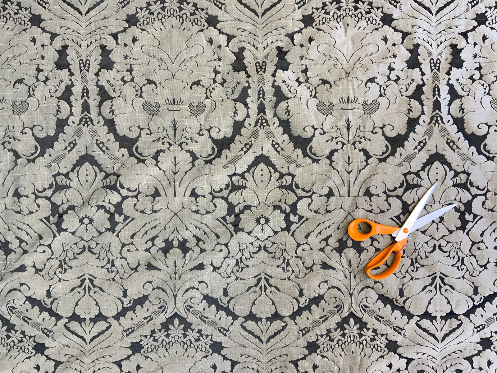 Dutch Damask Black Cream T454