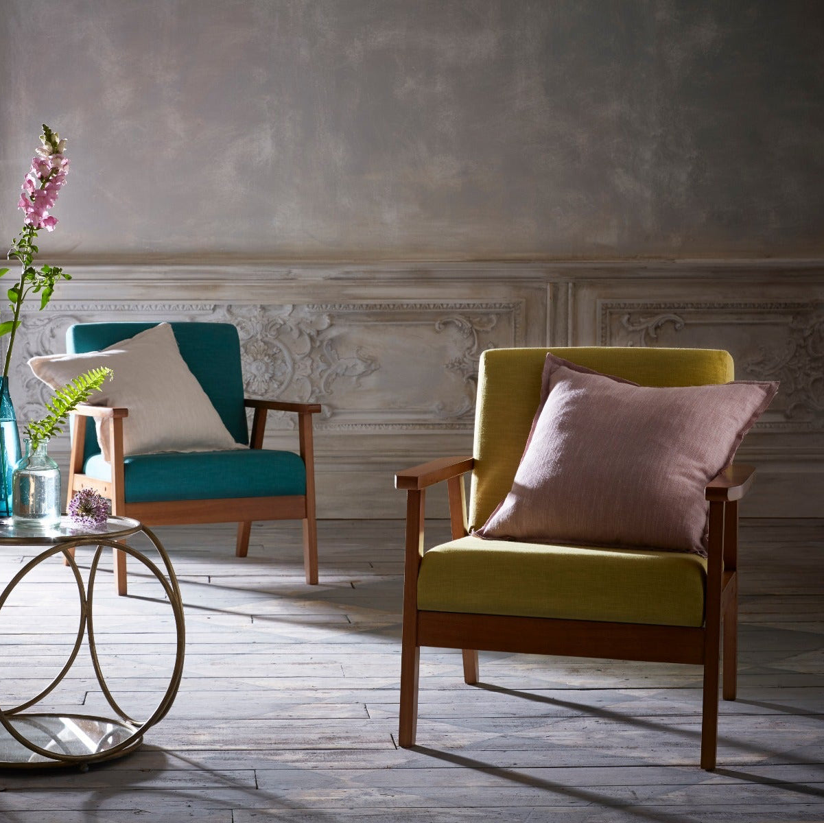 Living room with two armchairs, a coffee table, and decorative elements.