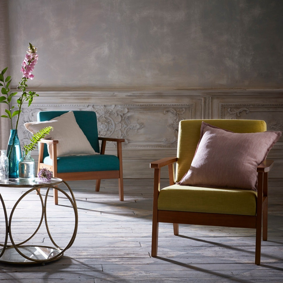 Living room with two armchairs, a coffee table, and decorative elements.