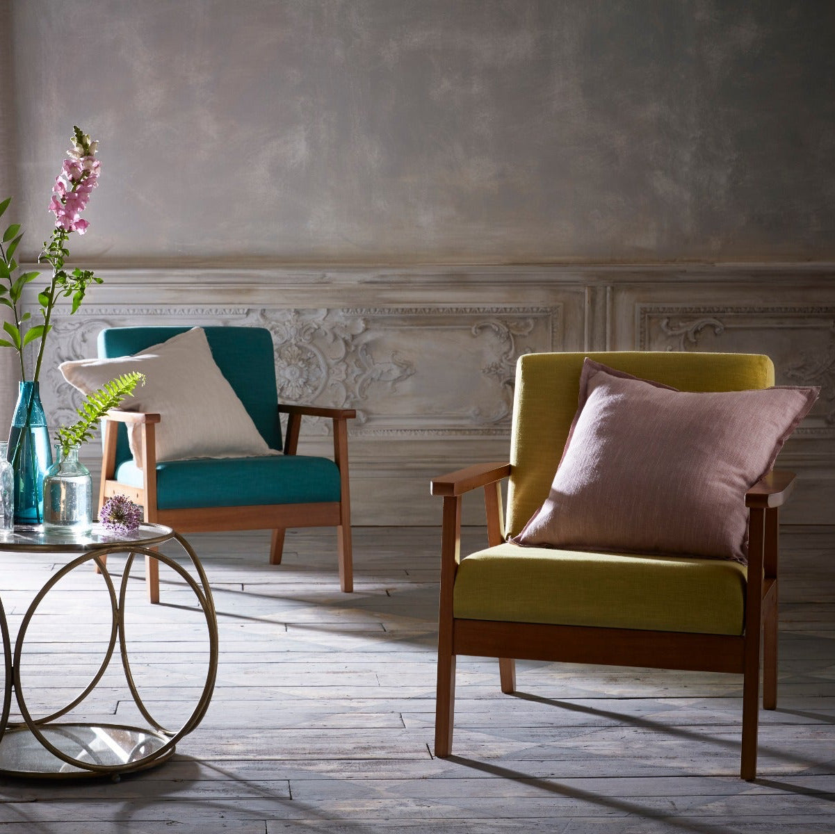 Living room with two armchairs, a coffee table, and decorative elements.