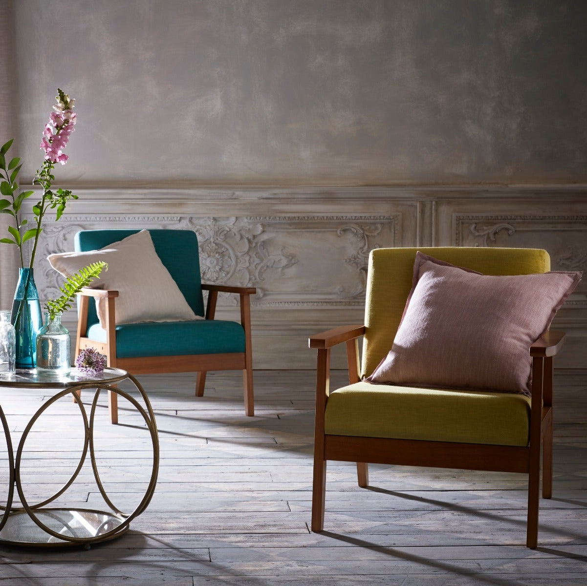 Living room with two armchairs, a coffee table, and decorative elements.