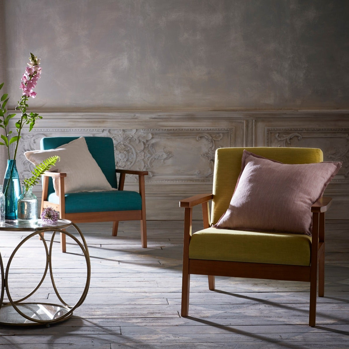Living room with two armchairs, a coffee table, and decorative elements.