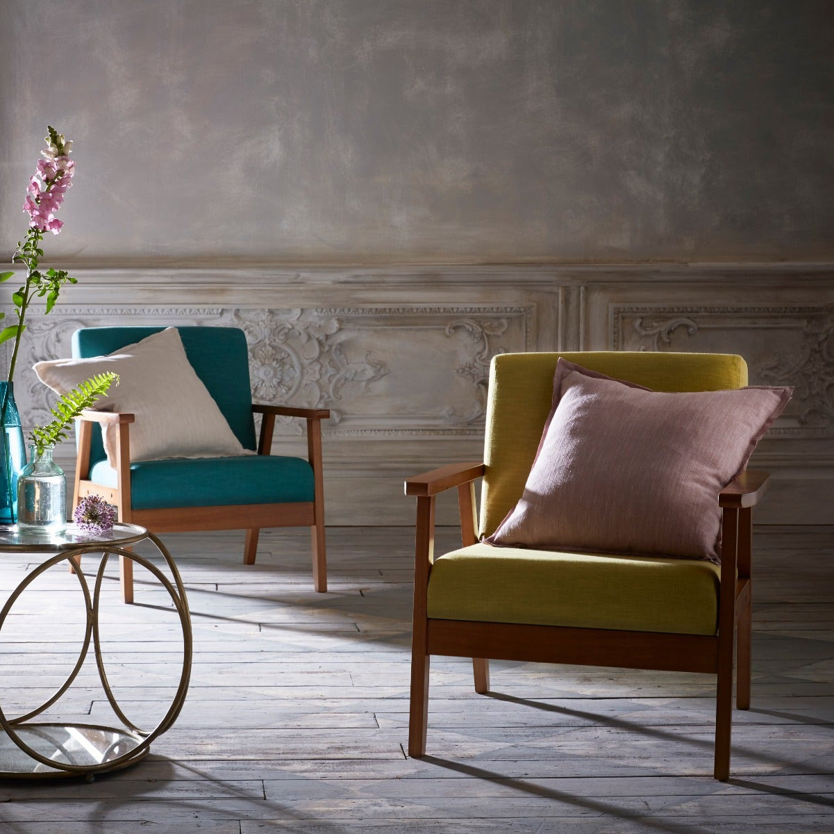 Living room with two armchairs, a coffee table, and decorative elements.
