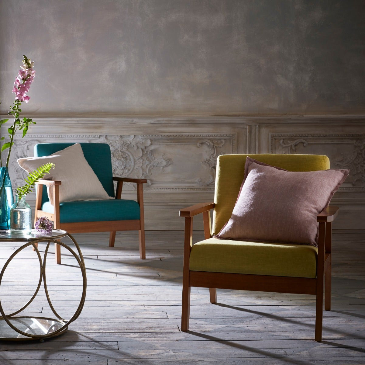 Living room with two armchairs, a coffee table, and decorative elements.