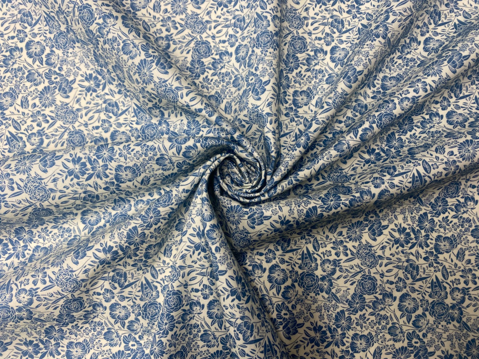 C756 Marys Garden Cotton Poplin Ivory, Blue