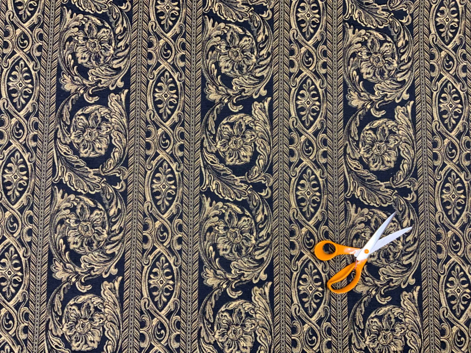 Tex Ex 2671 FR Chenille Floral Chain Tapestry