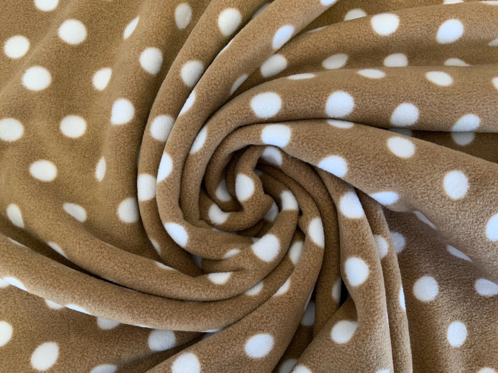 C686 Spotty Fleece Camel