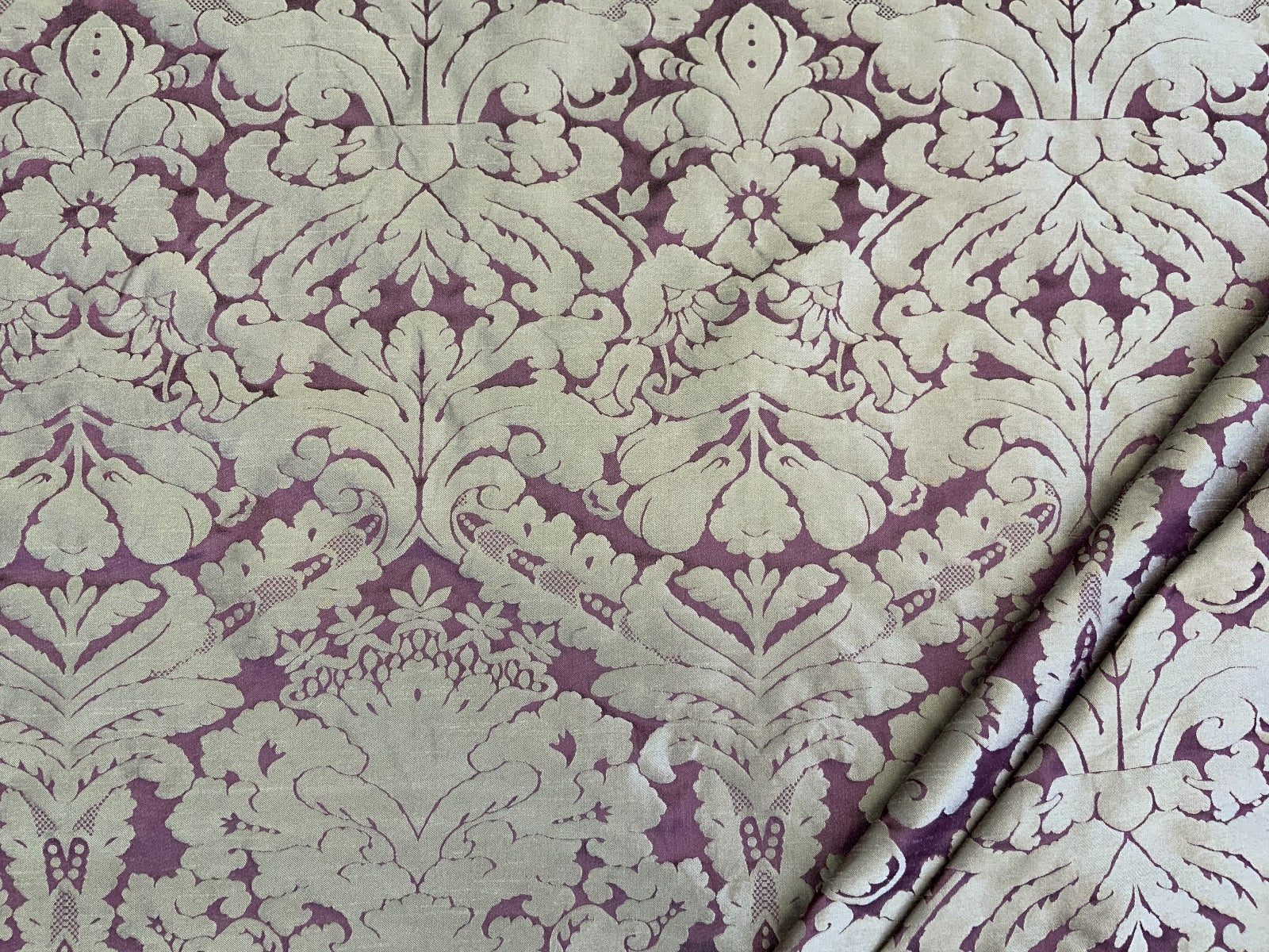 Dutch Damask Plum Gold T455