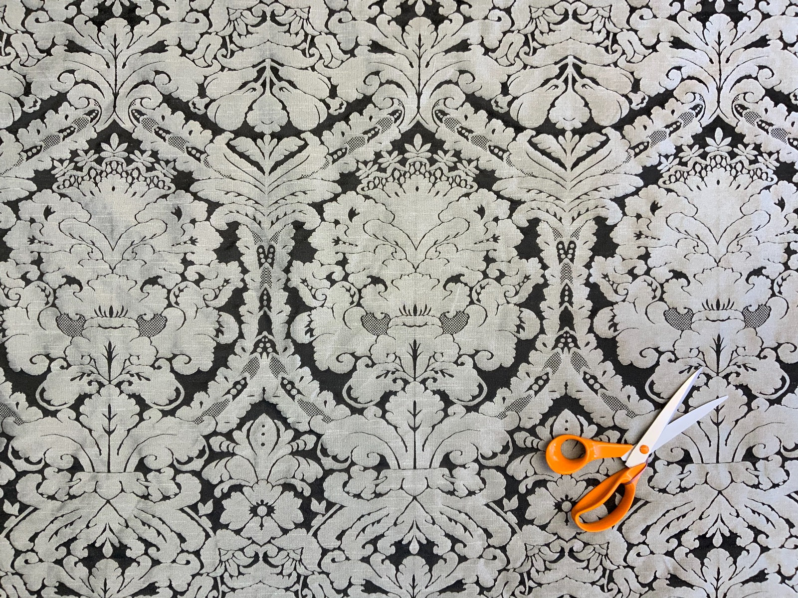 Dutch Damask Black Pewter T457