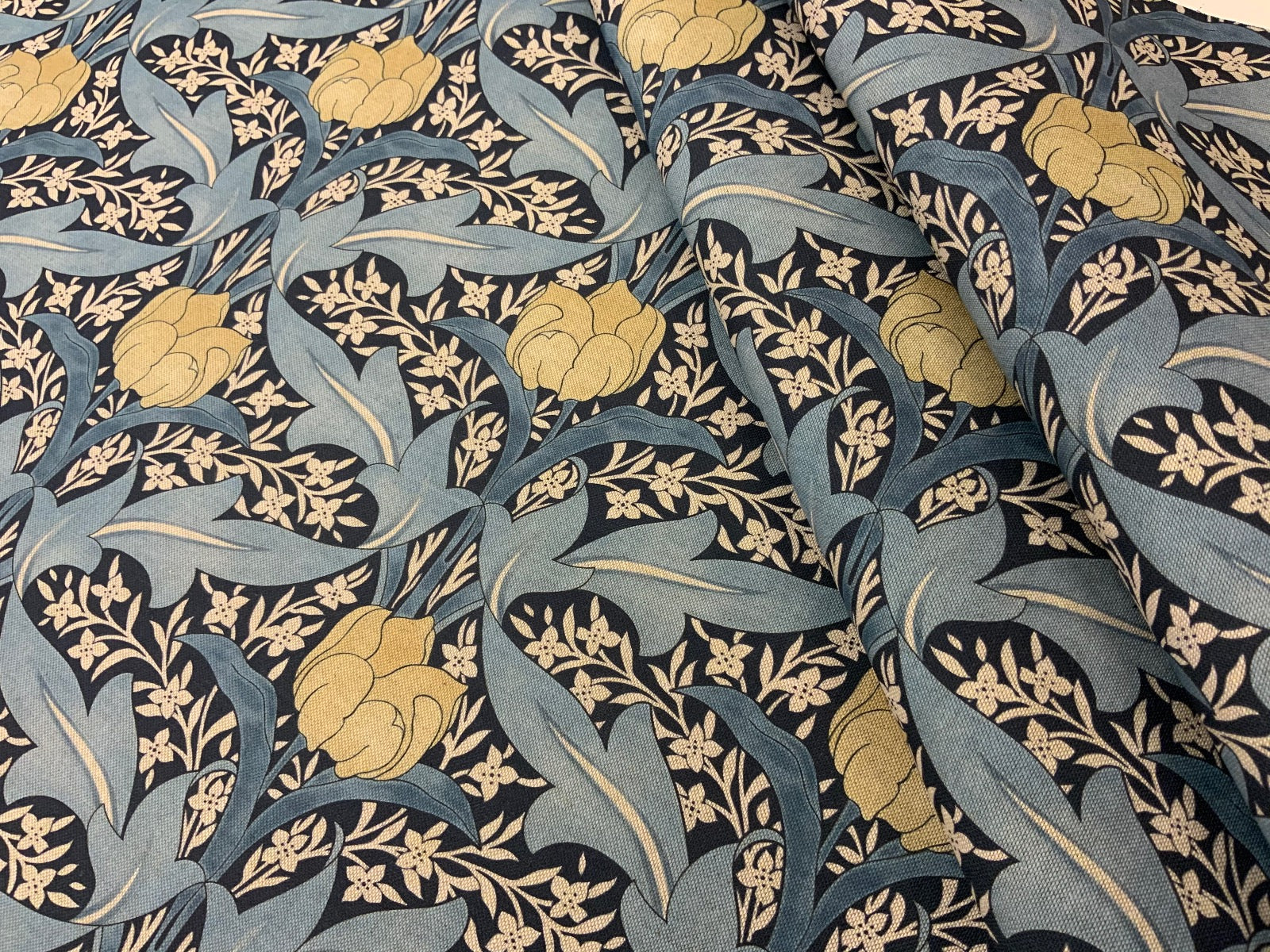 S158 Deco Tulips Indigo Corn