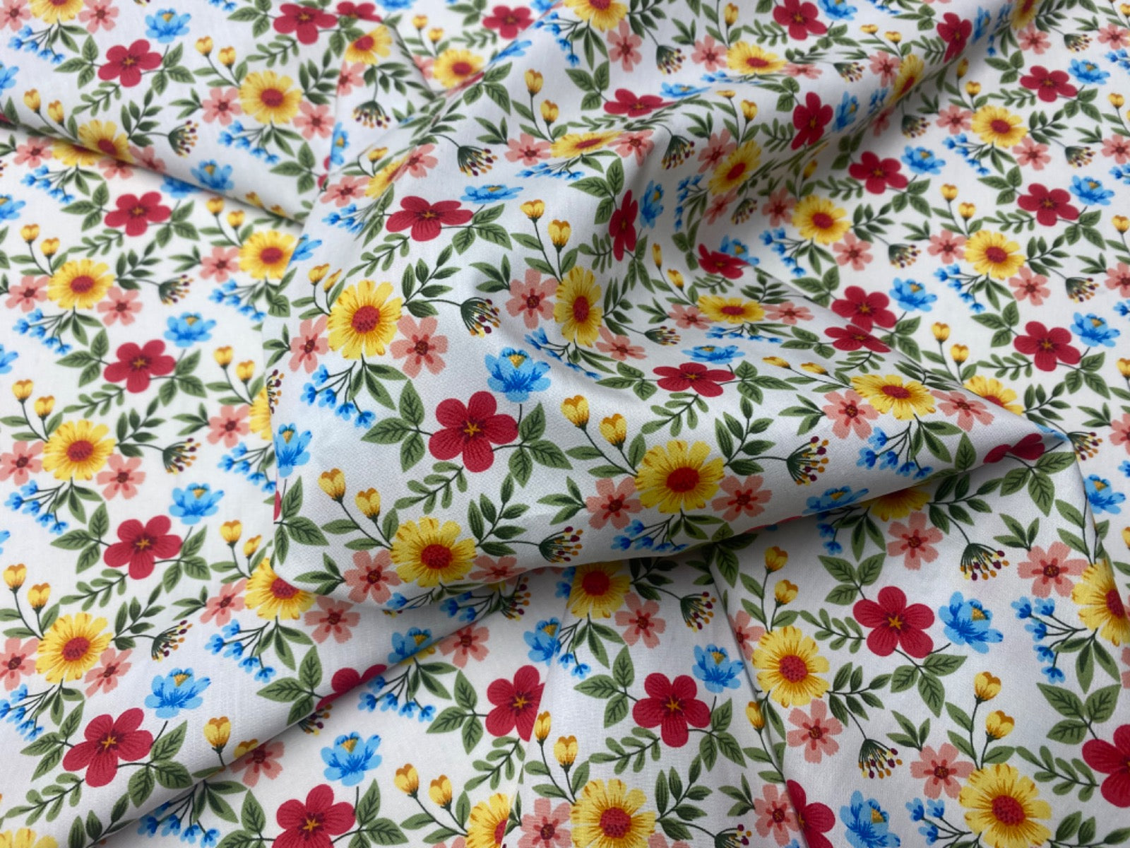 C752 Flower Patch Cotton Poplin White, Multi