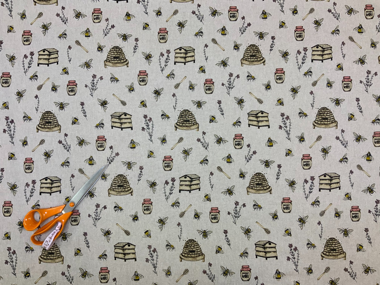 T376 Bee Hives Honey Pots Linen