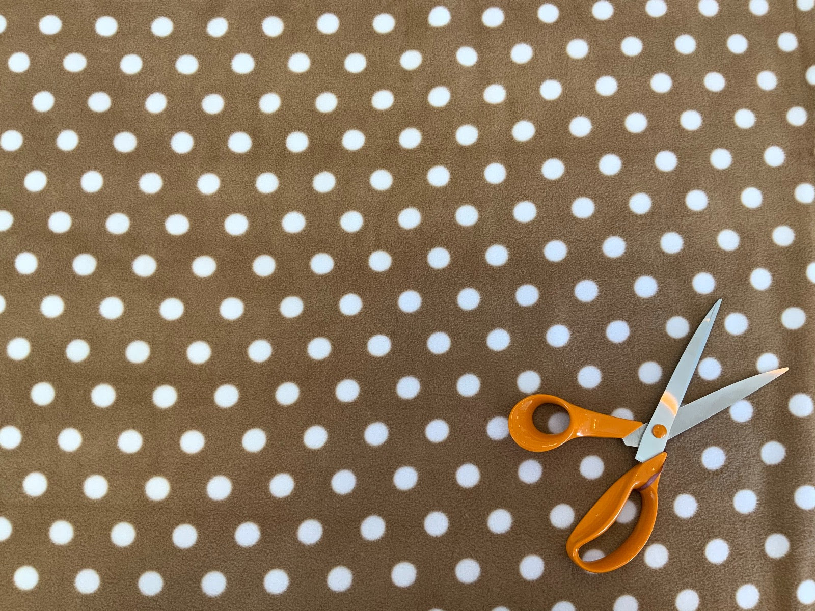 C686 Spotty Fleece Camel