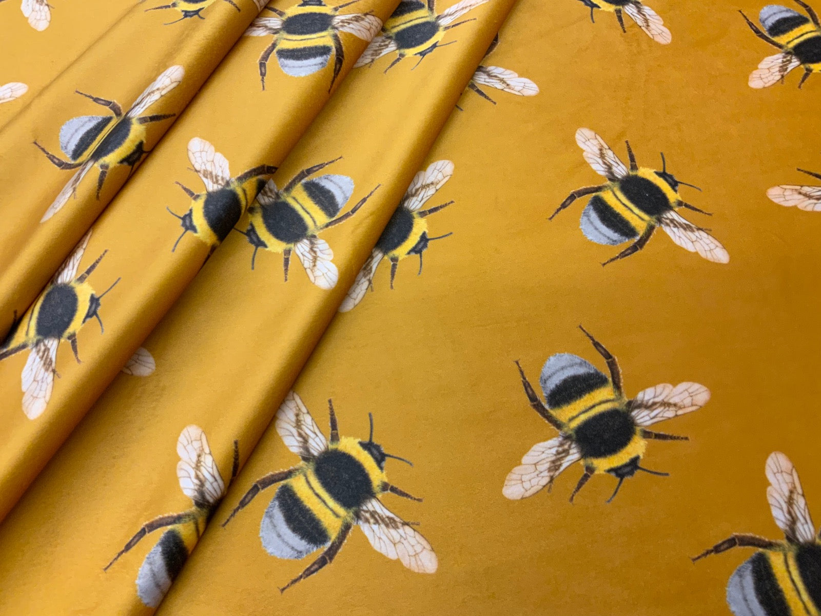Tex Ex 2552 Bee Swarm Velvet Honey