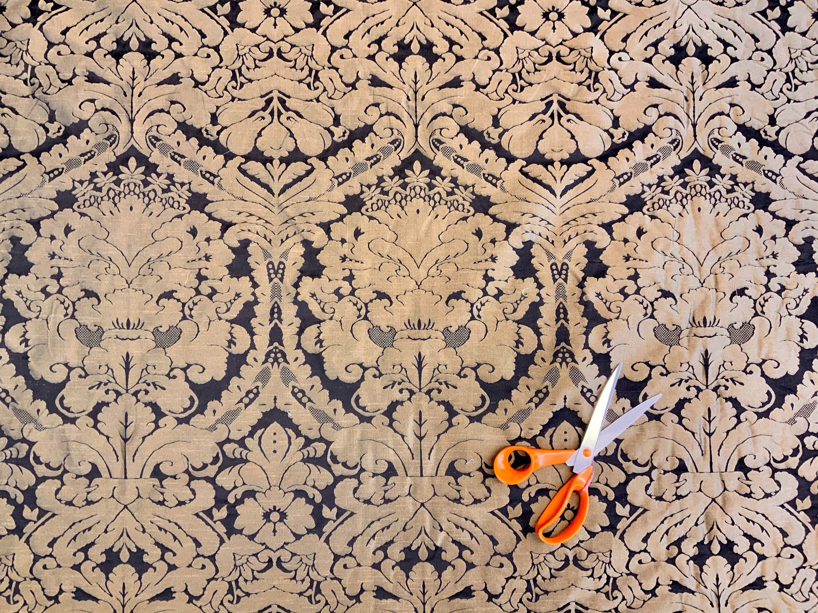 Dutch Damask Black Brass T452