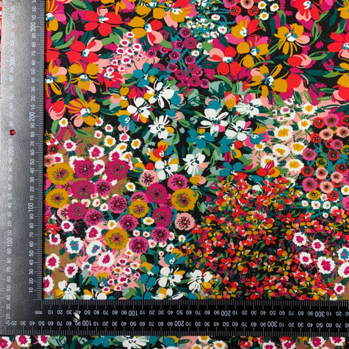 H317 Fuchsia Camomile Clusters Viscose