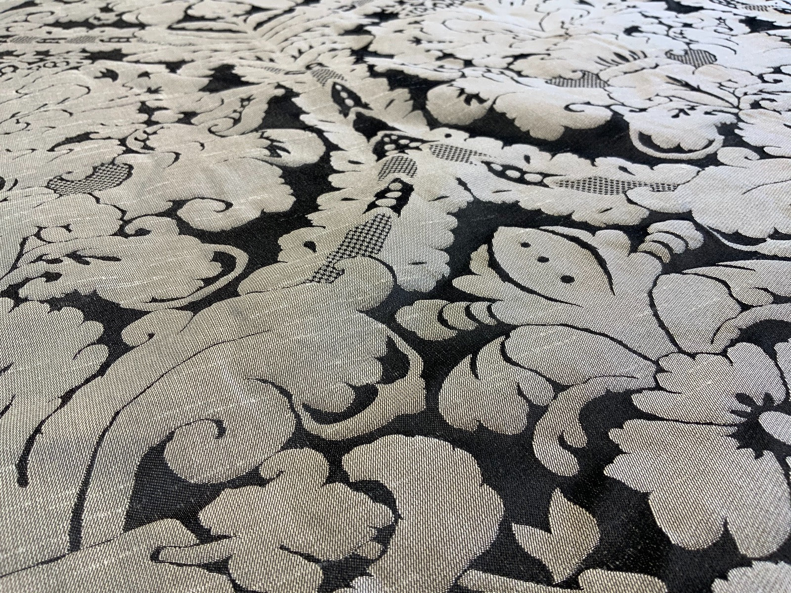 Dutch Damask Black Cream T454