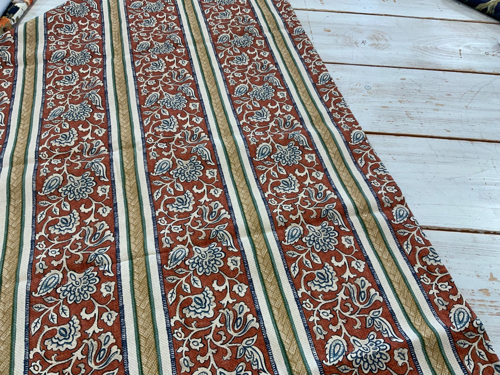 RE3989 1.2 Sari Iliv strip (RRP £32pm) (140cm wide)