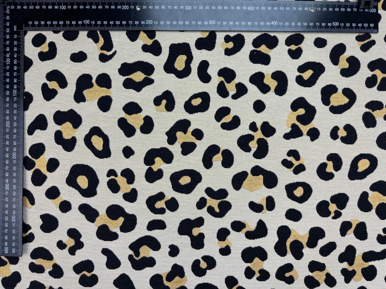 T551 Leopard Spots Tapestry