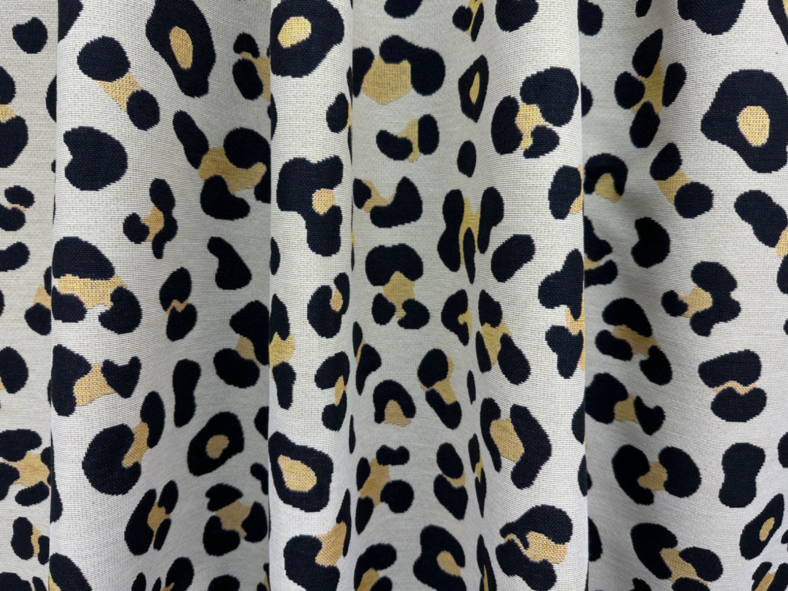 T551 Leopard Spots Tapestry
