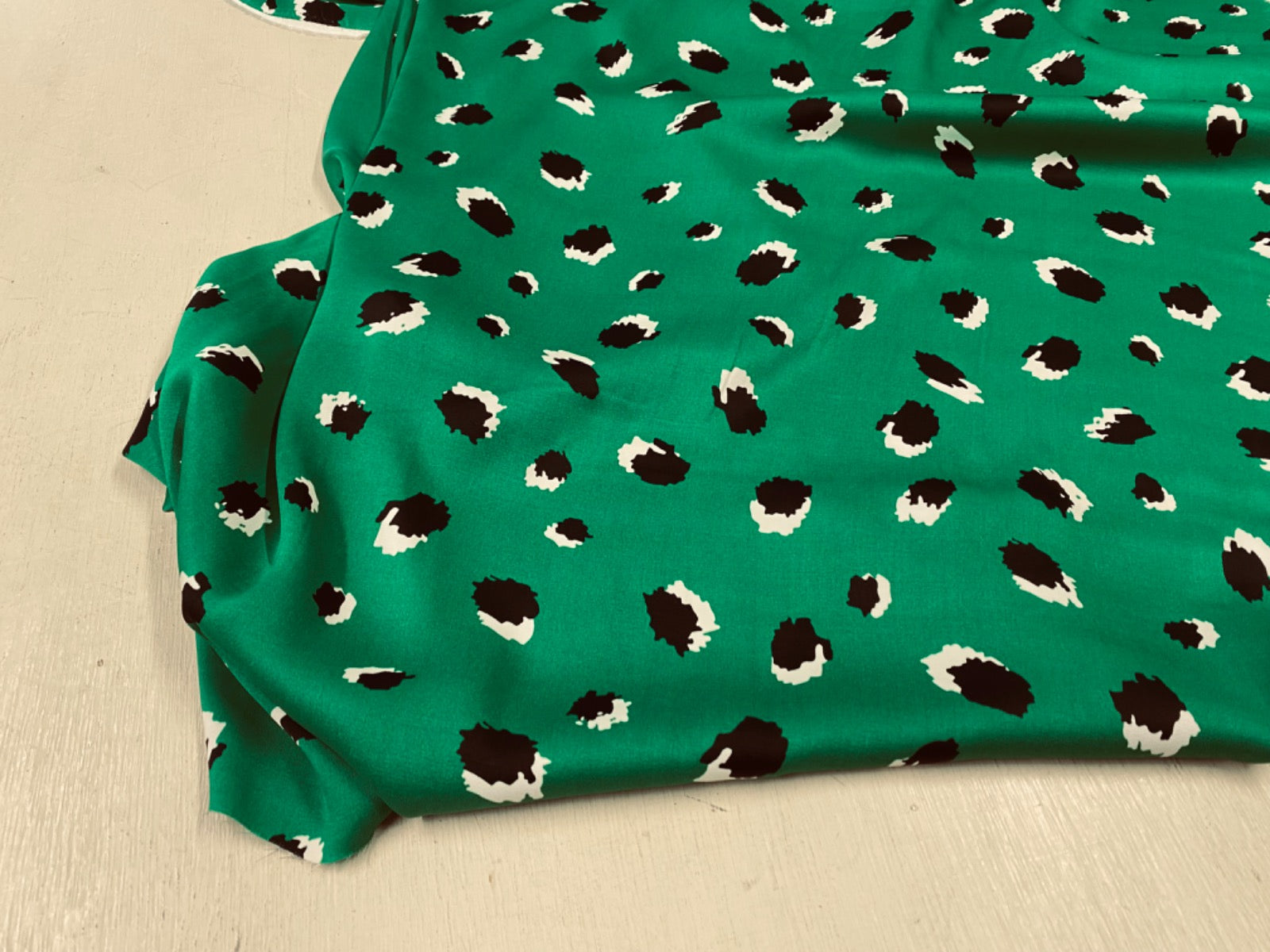 B378 Viscose Satin Leopard Green