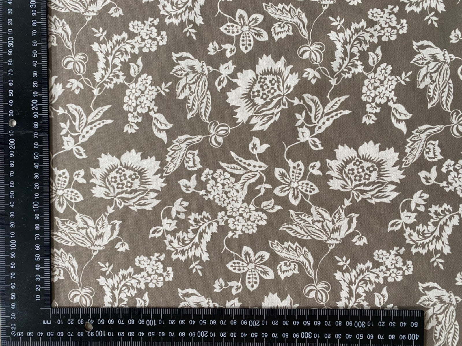 S235 Jacobean Silhouette Floral