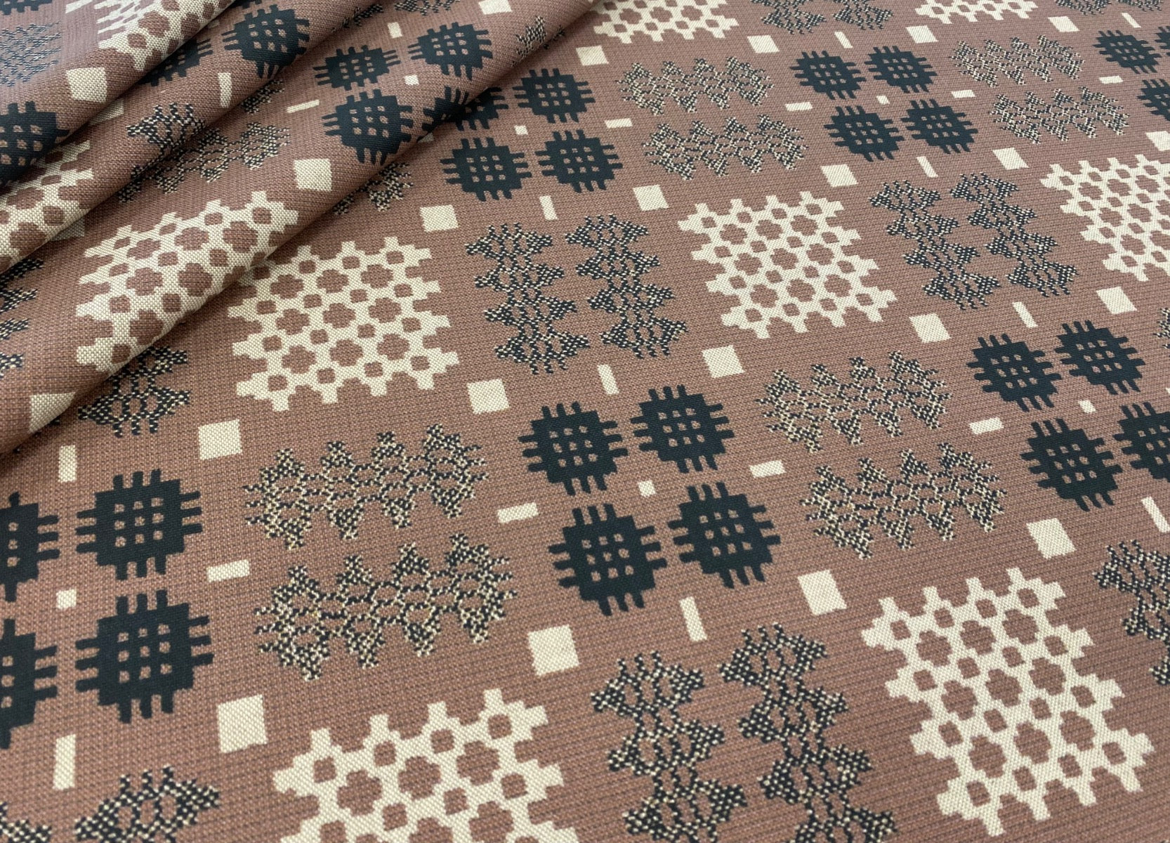 S106 Welsh Blanket Oilcloth Rose