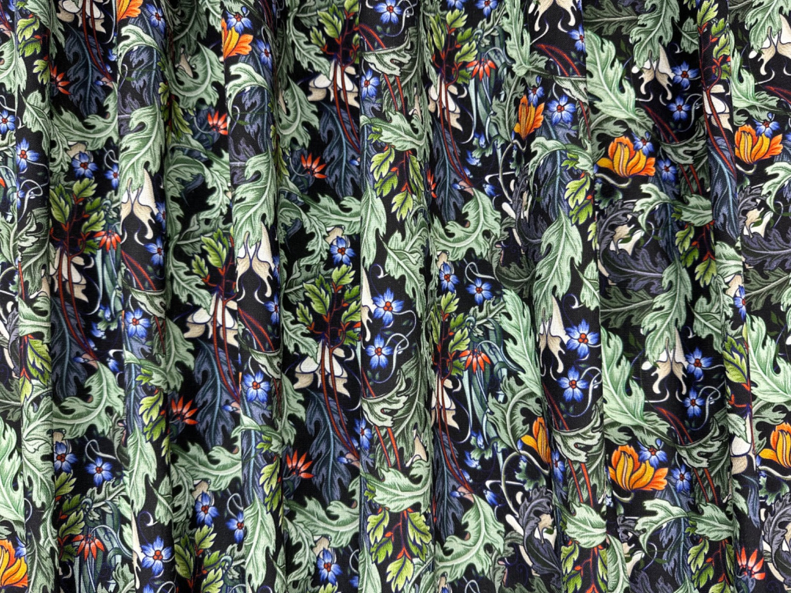 i508 Mysterious Garden Noir