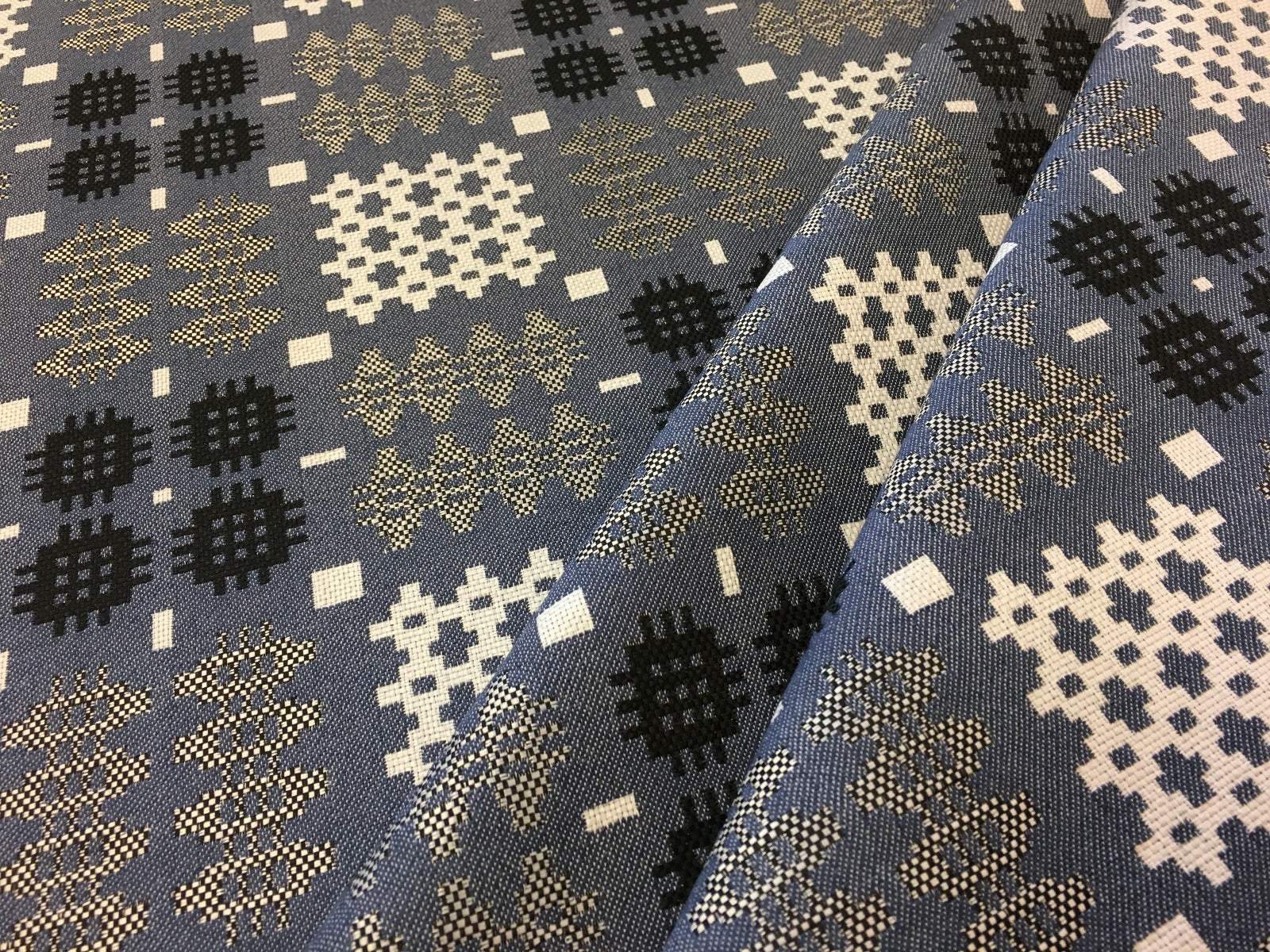 R44 Welsh Blanket Tapestry Blue